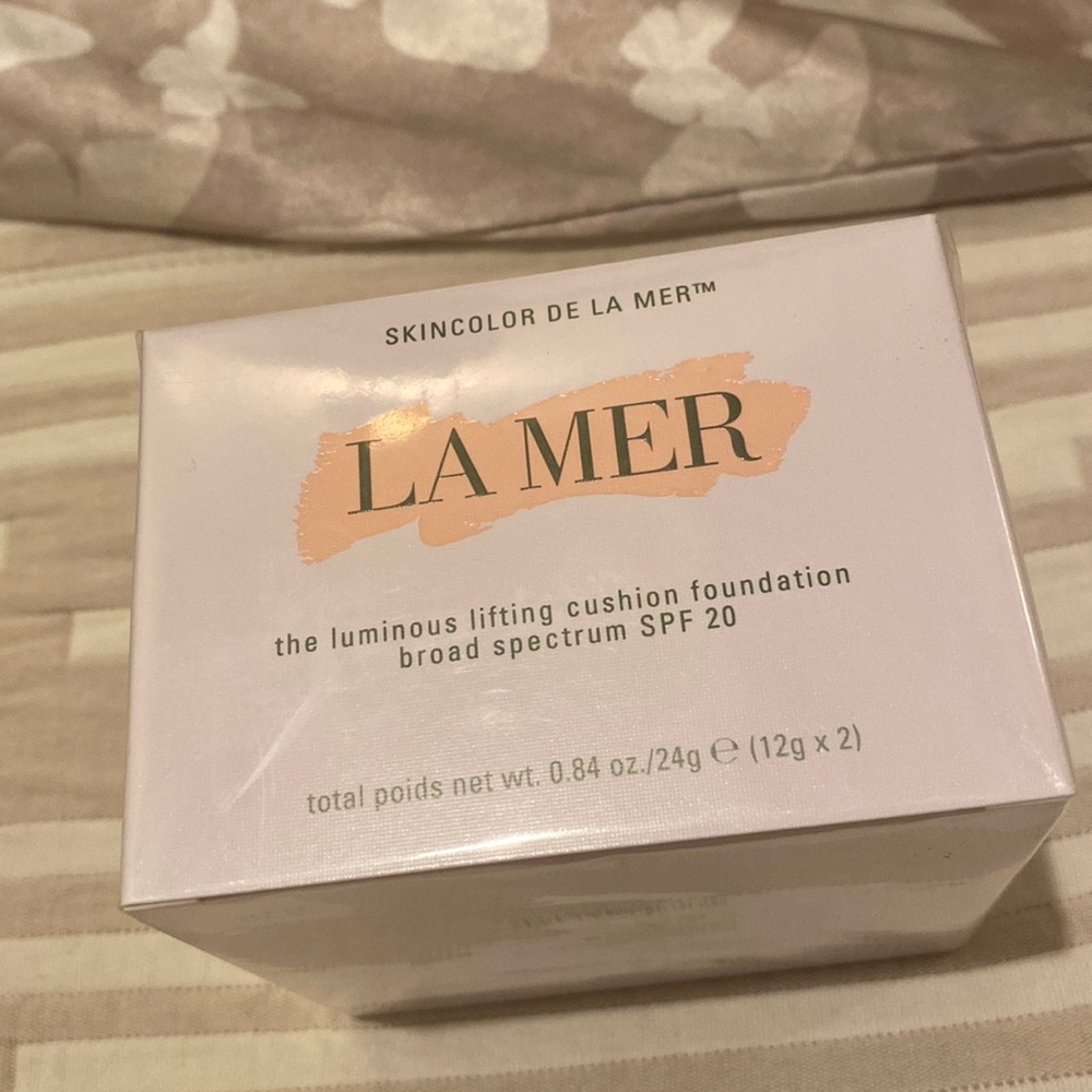 La mer luminous cushion foundation skin color de la mer.  Color is petal 21.